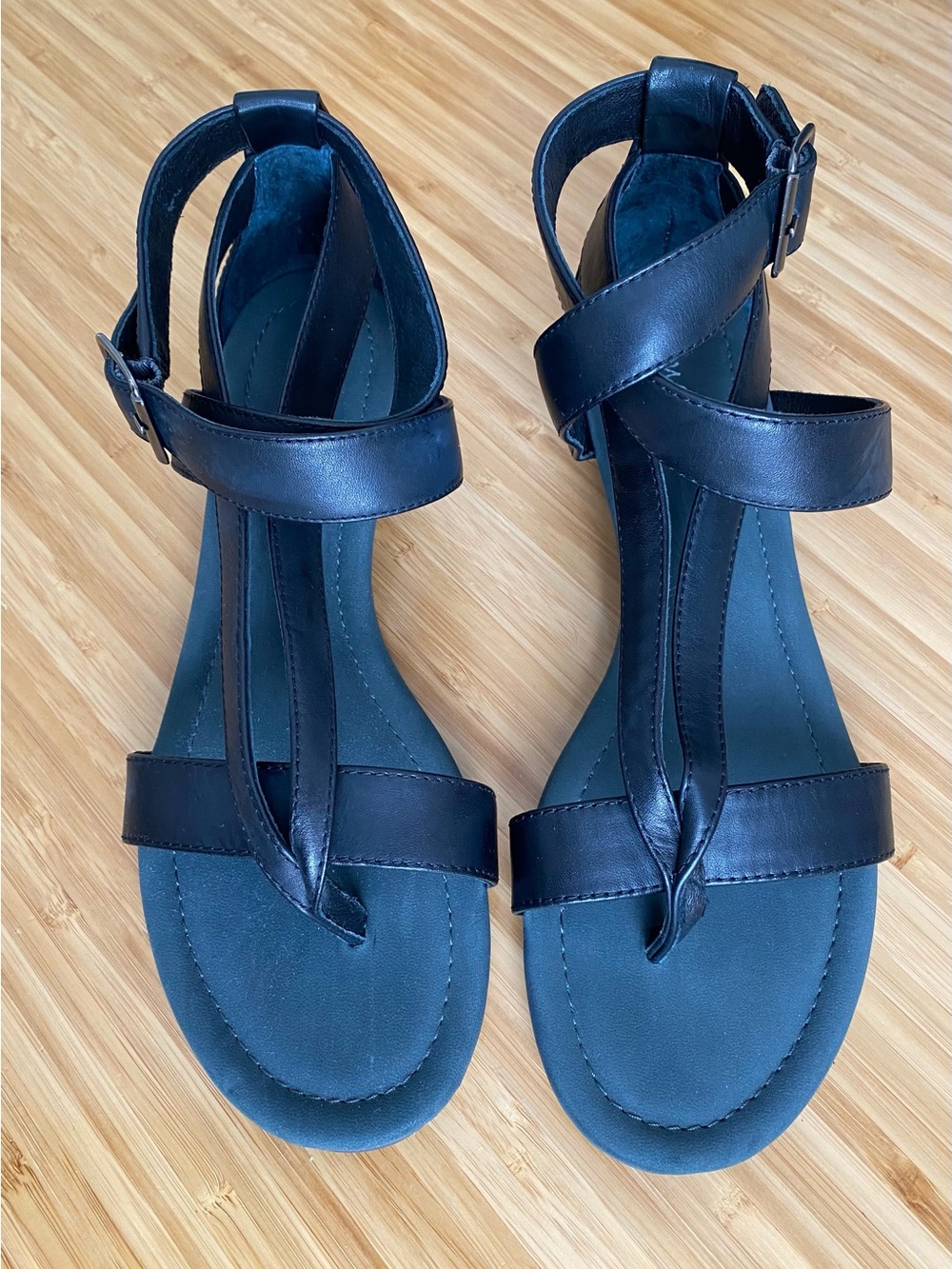 Matisse Black T-Strap Ankle Buckle Thong Sandals Size 8 Worn Very Little